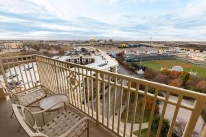 Embassy Suites by Hilton Dallas Frisco Hotel & Convention Center的阳台或露台