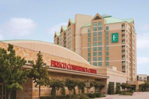 弗赖拉辛Embassy Suites by Hilton Dallas Frisco Hotel & Convention Center的拟建长老会医院效果图