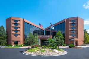 un edificio con dos banderas encima en DoubleTree by Hilton Hotel Denver - Aurora, en Aurora