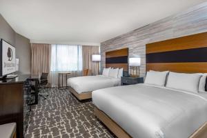 DoubleTree by Hilton Hotel Denver - Aurora客房内的一张或多张床位