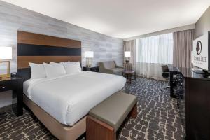 DoubleTree by Hilton Hotel Denver - Aurora客房内的一张或多张床位