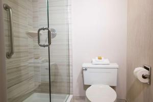 DoubleTree by Hilton Hotel Denver - Aurora的一间浴室