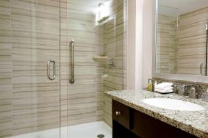 DoubleTree by Hilton Hotel Denver - Aurora的一间浴室
