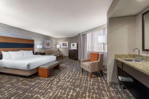 DoubleTree by Hilton Hotel Denver - Aurora客房内的一张或多张床位