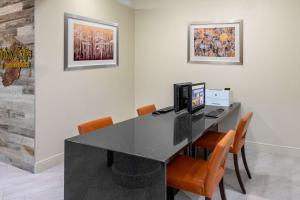 DoubleTree by Hilton Hotel Denver - Aurora的电视和/或娱乐中心