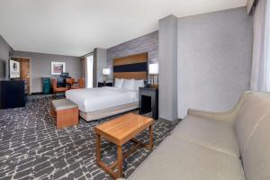 DoubleTree by Hilton Hotel Denver - Aurora客房内的一张或多张床位
