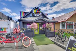 在Coastal-View Apartment Near Downtown Anchorage!内部或周边骑自行车