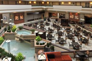 uma vista panorâmica de um átrio do hotel com uma piscina em Embassy Suites Des Moines Downtown em Des Moines