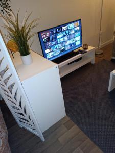 Televízia a/alebo spoločenská miestnosť v ubytovaní Le Jaude Centre studio