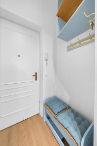 una habitación con una puerta y una cama en ella en Central Vienna Apartment with Garden View, en Viena