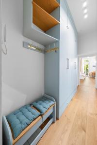維也納的住宿－Central Vienna Apartment with Garden View，墙上设有蓝色长椅的房间