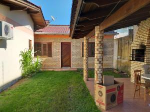 dom z patio z pudełkiem na pizzę na dziedzińcu w obiekcie Casa no Parque w mieście Canoas