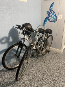 una bicicleta estacionada en una habitación junto a una pared en Beautiful and comfortable rom apt # 2 en Tampa
