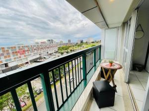 a balcony with a table and a view of a city at V608 Flat Amplo Aconchegante WI-FI Exclusivo in Brasilia
