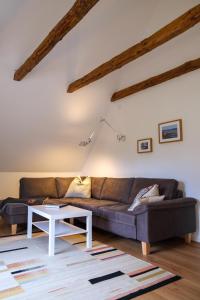 ein Wohnzimmer mit einem Sofa und einem Tisch in der Unterkunft Lindenhuus in Fleckeby