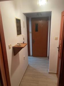 un pasillo con una puerta que conduce a una habitación en STOUDIO VOUL, en Alexandroupoli