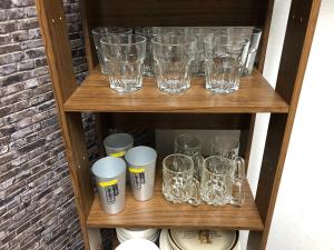 zestaw szklanek i kubków na półce w obiekcie Cool Inn Otaru - Vacation STAY 42415v w mieście Otaru