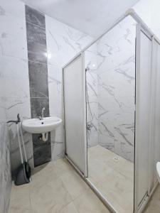 een badkamer met een douche en een wastafel bij Clover Flower house in Istanbul
