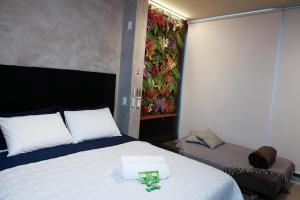 ein Schlafzimmer mit einem Bett mit Handtüchern darauf in der Unterkunft C1 Estúdio VN1 - A 400 metros do Allianz Parque in São Paulo