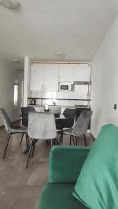 Una sala de estar con un sofá verde y sillas. en Apartments Lapaž, en Sveti Martin na Muri 7 fotos más