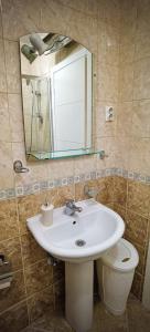 La salle de bains est pourvue d'un lavabo et d'un miroir. dans l'établissement River Site Lux Apartment, à Podgorica