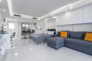 马斯帕洛马斯Holiday Home Luxury Loft GC的客厅里有一张沙发和一张桌子。