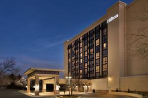 una rappresentazione dell'Hilton Hotel di notte di Hilton Fort Collins a Fort Collins