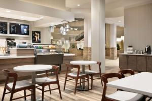 Kuchyň nebo kuchyňský kout v ubytování Hilton Fort Collins