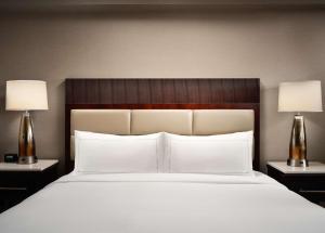 Postel nebo postele na pokoji v ubytování Hilton Fort Collins