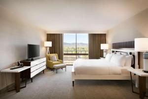 Postel nebo postele na pokoji v ubytování Hilton Fort Collins