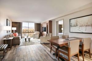 Posezení v ubytování Hilton Fort Collins