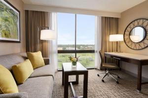 Posezení v ubytování Hilton Fort Collins