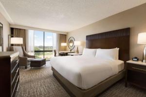 Postel nebo postele na pokoji v ubytování Hilton Fort Collins