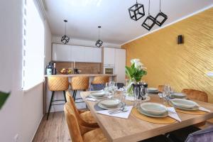 eine Küche und ein Esszimmer mit einem Holztisch und Stühlen in der Unterkunft Villa Orkula in Debeljak