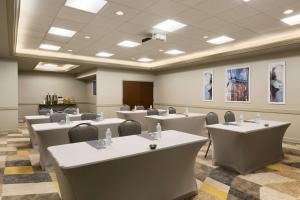 Posezení v ubytování Hilton Fort Collins