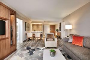 Posezení v ubytování Hilton Fort Collins