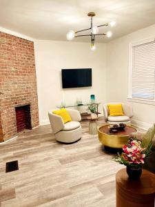 uma sala de estar com lareira e televisão em 2 Bedroom Apt - Stylish, Modern, And Convenient! em Pittsburgh
