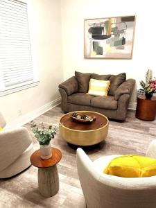 uma sala de estar com um sofá e uma mesa de centro em 2 Bedroom Apt - Stylish, Modern, And Convenient! em Pittsburgh