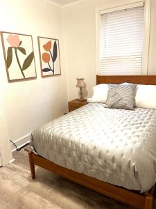 um quarto com uma cama e uma janela em 2 Bedroom Apt - Stylish, Modern, And Convenient! em Pittsburgh