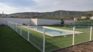 um campo de ténis atrás de uma cerca num quintal em Casa en zona rural a 200 m de Ariño (Teruel) em Ariño