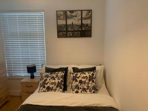 Postel nebo postele na pokoji v ubytování Central Stratford Cozy Double Room