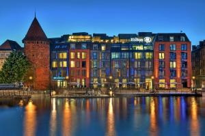 Výhled na řeku, která protéká v blízkosti hotelu