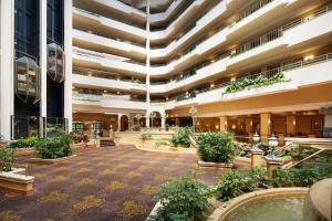 un vestíbulo vacío de un edificio con plantas en Embassy Suites by Hilton Greensboro Airport, en Greensboro