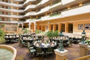 um salão de banquetes com mesas e cadeiras num edifício em Embassy Suites by Hilton Greensboro Airport em Greensboro