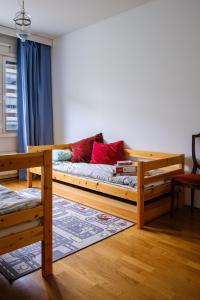 een slaapkamer met 2 stapelbedden met rode kussens bij Family apartment Hämeenlinna with SAUNA in Hämeenlinna
