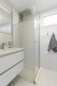 uma casa de banho com uma cabina de duche em vidro e um lavatório. em Holiday Home Luxury Loft GC em Maspalomas