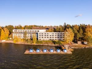 een groep boten op een dok in het water bij Hilton Helsinki Kalastajatorppa in Helsinki