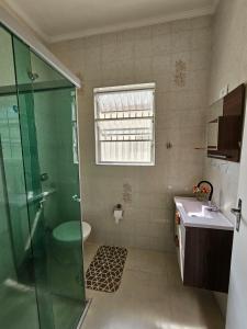 a bathroom with a shower and a toilet and a sink at Studio - Sol & Mar - 300 metros da praia do Canto do Forte - WI FI e ESTACIONAMENTO gratuito - 50 metros da avenida dos barzinhos in Praia Grande