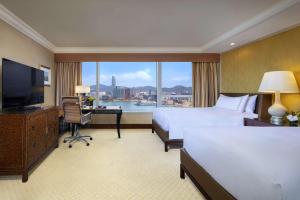 Giường trong phòng chung tại Conrad Hong Kong