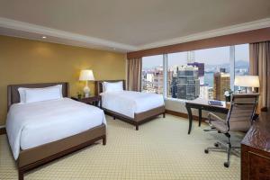 Giường trong phòng chung tại Conrad Hong Kong